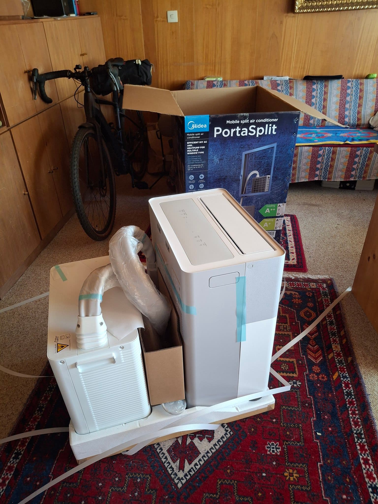 Midea PortaSplit en cours de déballage, les deux blocs sortis du carton