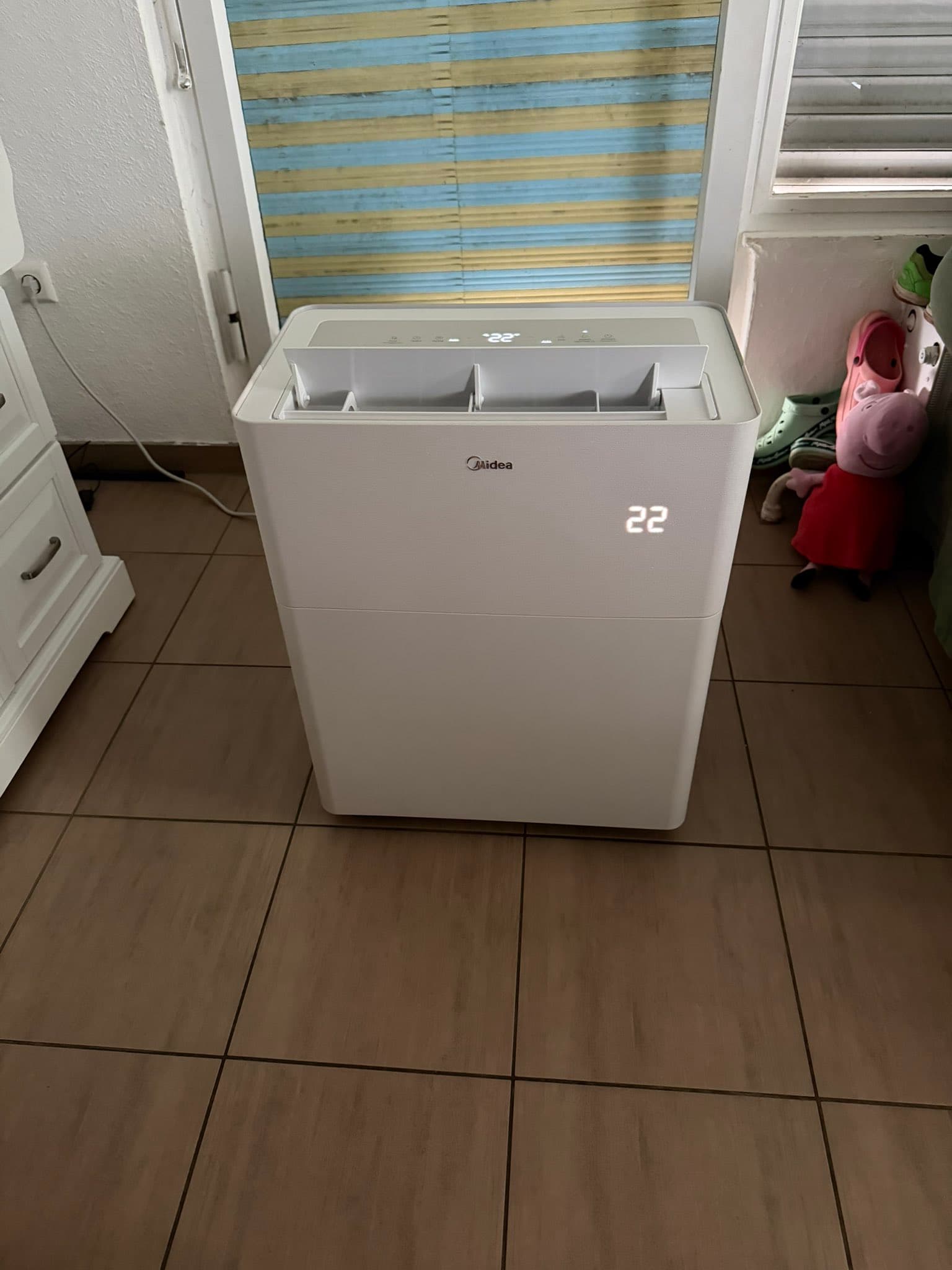 Midea PortaSplit installée dans une chambre d'enfant, afficheur sur 22 degrés